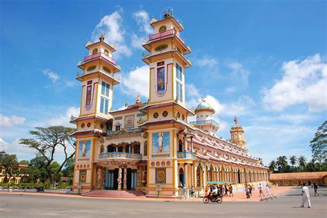 Cao Dai Tempel: Een Bizarre Religieuze Hybride en Een Architecturaal Wonder