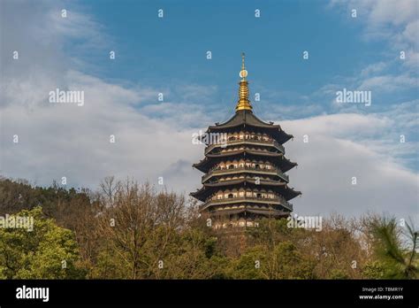 Het Lei Feng Pagoda: Een Verbluffend Monument met een Mysterieus Verleden!