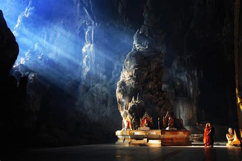 Het Mysterie van de Zonderlijke Qiaoshan Grotten: Ontdek een Wereld van Boeddhistische Kunst en Natuurpracht!