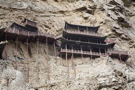  De Hangende Tempel van Nanchong: Een Mysterieus Monument Op een Klif!