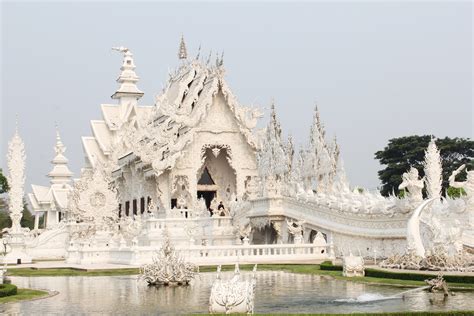 Wat Rong Khun: De Tempel van De Witte Gipsen Betoverende Pracht!